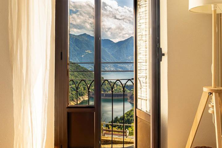 Ferienwohnung für 5 Personen, mit Terrasse und Garten sowie Ausblick und Seeblick in Mergoscia
