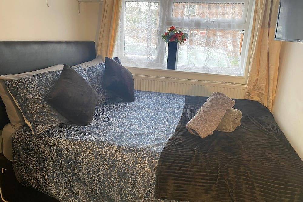 Entire apartment, 1 bed Studio - Sleeps 2 - Free Parking in Coventry, Birmingham Area