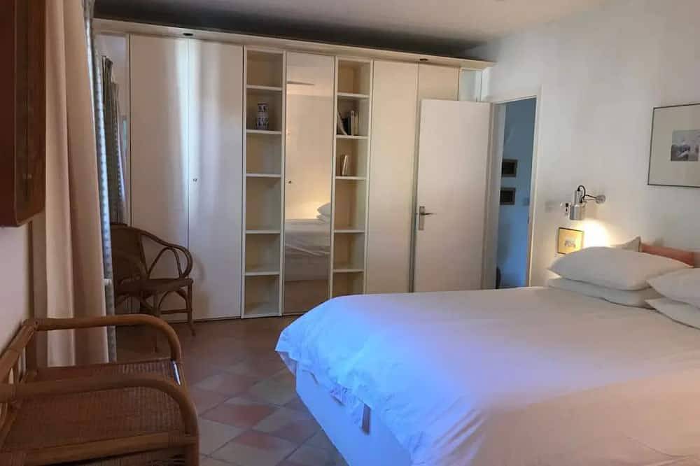 Family 3 Bedroom Villa in Trebelúger with private garden and pool in Es Castell, Menorca