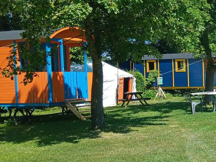 Camping Les Dis Village Insolite - Unterkunft 4 personen - Zigeunerwagen 4 Personen max in Saint-Benoît-des-Ondes, Mont-Saint-Michel-Bucht