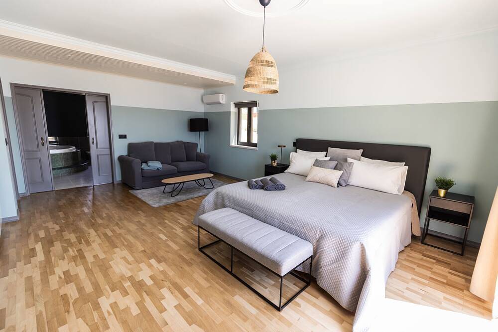 The Ocean- Beach front villa with amazing sunsets in Praia da Foz do Lizandro, Carvoeira