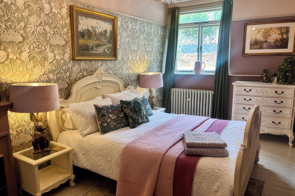 Liberty House, pet friendly, with open fire in Ashbourne in Ashbourne, Derbyshire