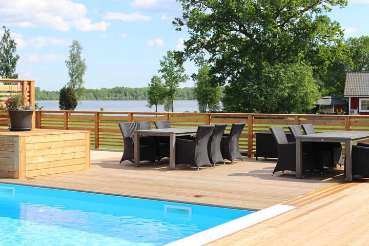 Feriehus for 8 personer, med innsjøutsikt og terrasse i tillegg til hage, barnevennlig i Småland