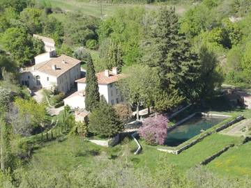 Gîte pour 10 personnes, avec jacuzzi ainsi que jardin et piscine, adapté aux familles à Montferrat