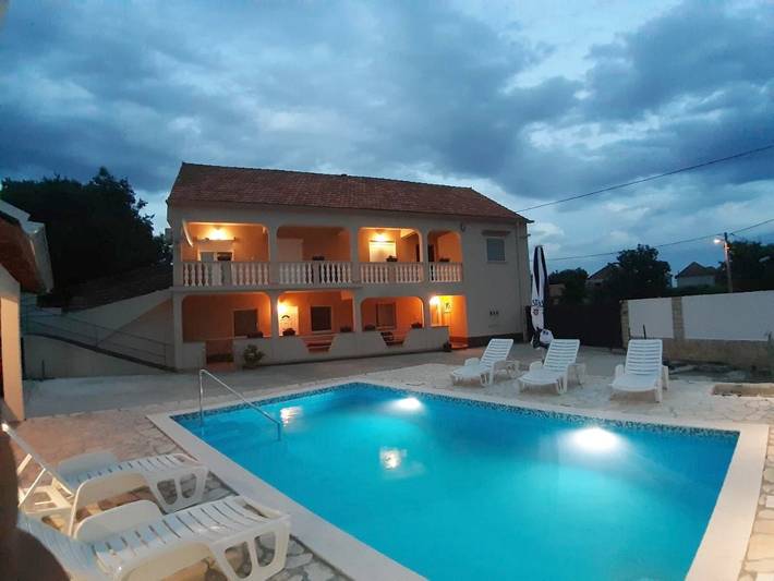 Ferienwohnung für 5 Personen, mit Ausblick und Pool sowie Garten