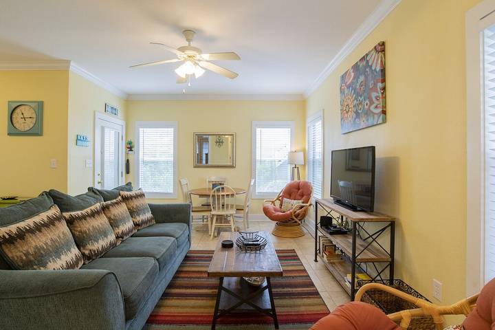 Vacation rental for 4 people, with sauna and pool as well as hot tub and balcony in Perdido Key