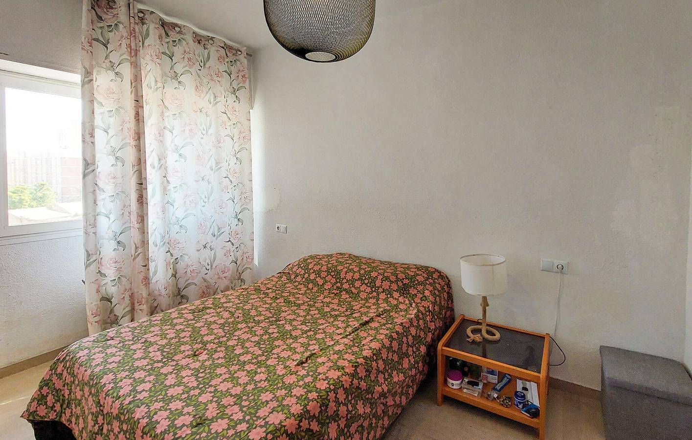 Apartamento vacacional entero, Acogedor apartamento cerca de Puerto Deportivo con jardín y WiFi in Raval Roig, Alicante