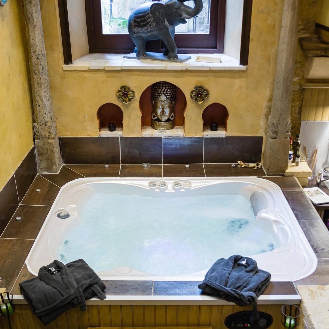 Appartement entier, Jacuzzi Privé, les 1001 nuits à Sarlat in Sarlat-la-Canéda, Périgord Noir