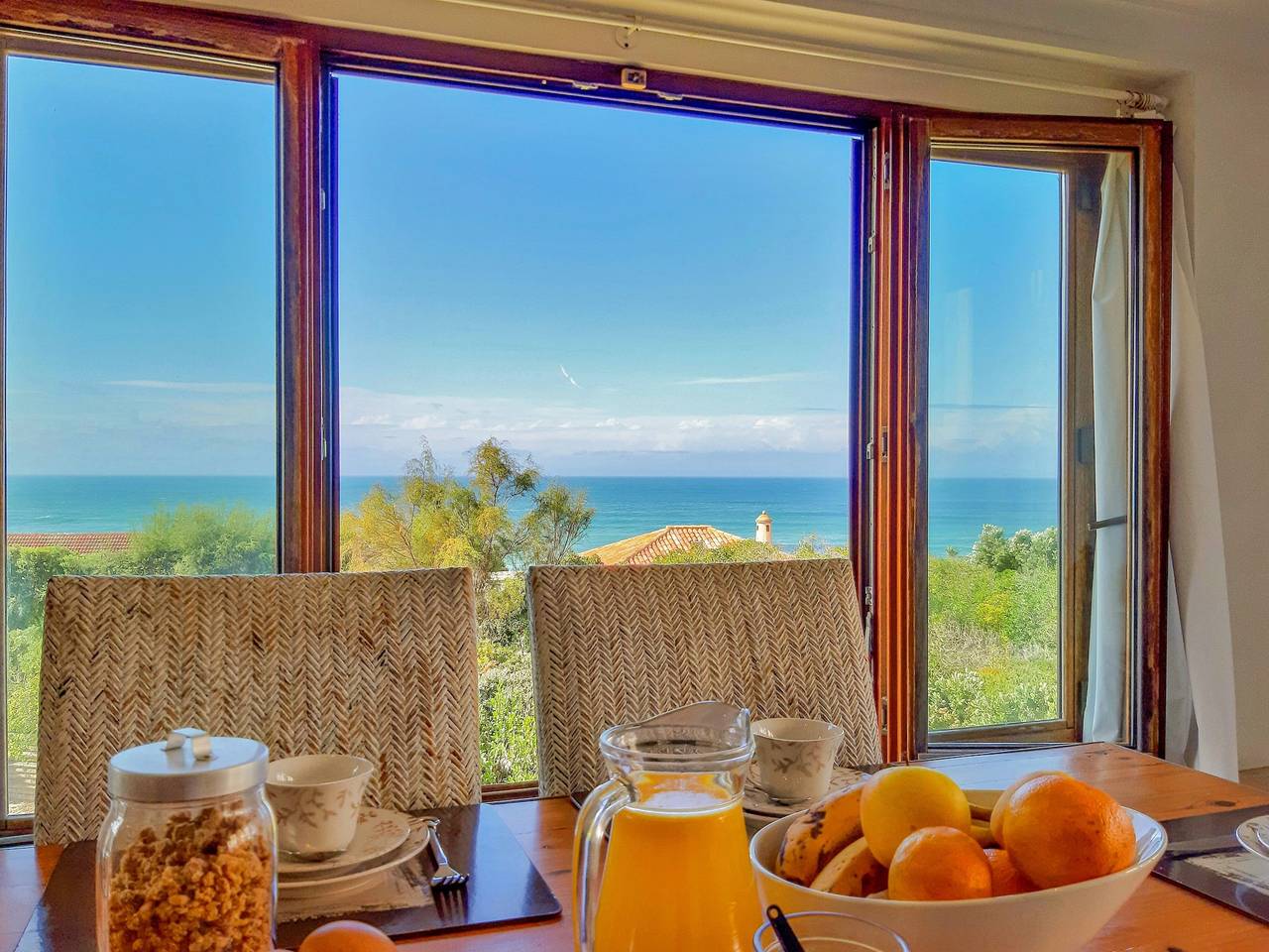 Casa de Férias 'Casa Nau Em Frente À Praia' com Vista Mar, Jardim Privado e Wi-Fi in Colares, Costa de Lisboa