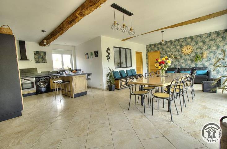 Gîte pour 12 personnes, avec Terrasse ainsi que Jardin et Vue à Saint-Julien-sur-Bibost