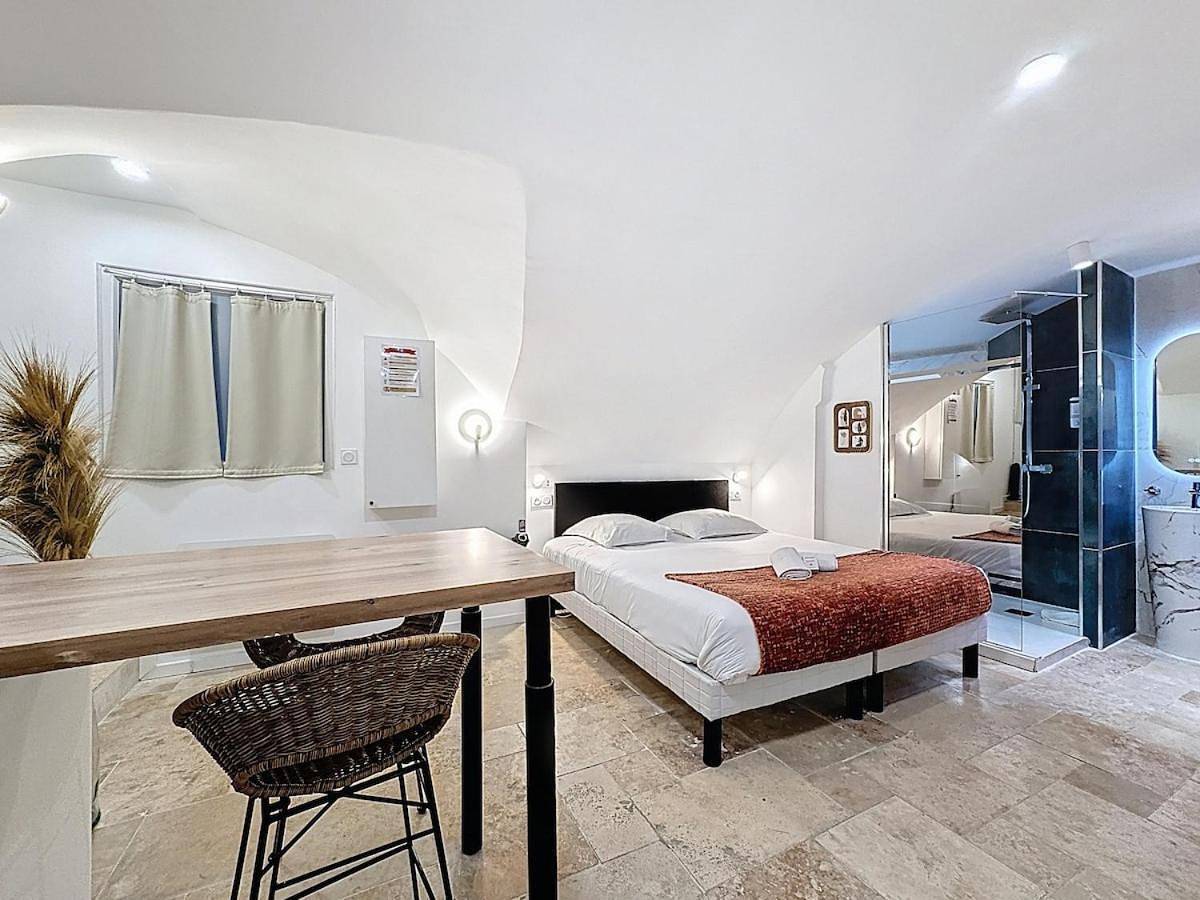 Appartement entier, King Suite with Spa Bath in Beaumont (Puy-de-Dôme), Parc naturel régional des Volcans d'Auvergne