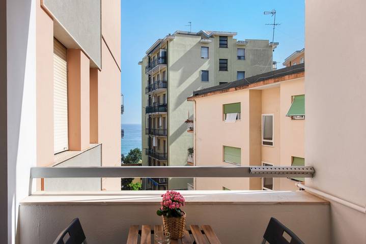 Appartamento intero, Appartamento 'Casa Cogoleto Terrace and Parking' con vista mare, Wi-Fi e aria condizionata in Spiaggia dello Scandolaro, Cogoleto