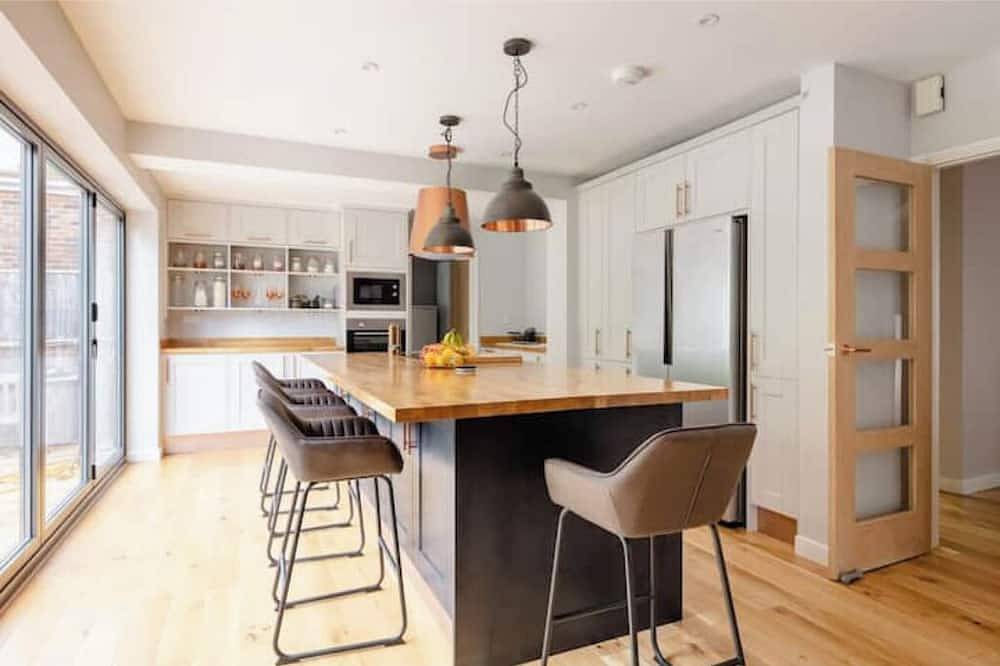 Kings Size full en-suite room on leafy avenue. in Crawley, West Sussex