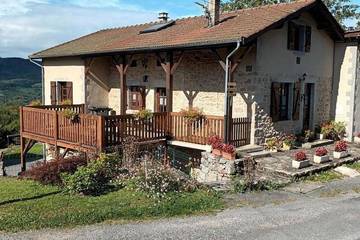 Gîte pour 8 personnes, avec jacuzzi et jardin à La Chabanne