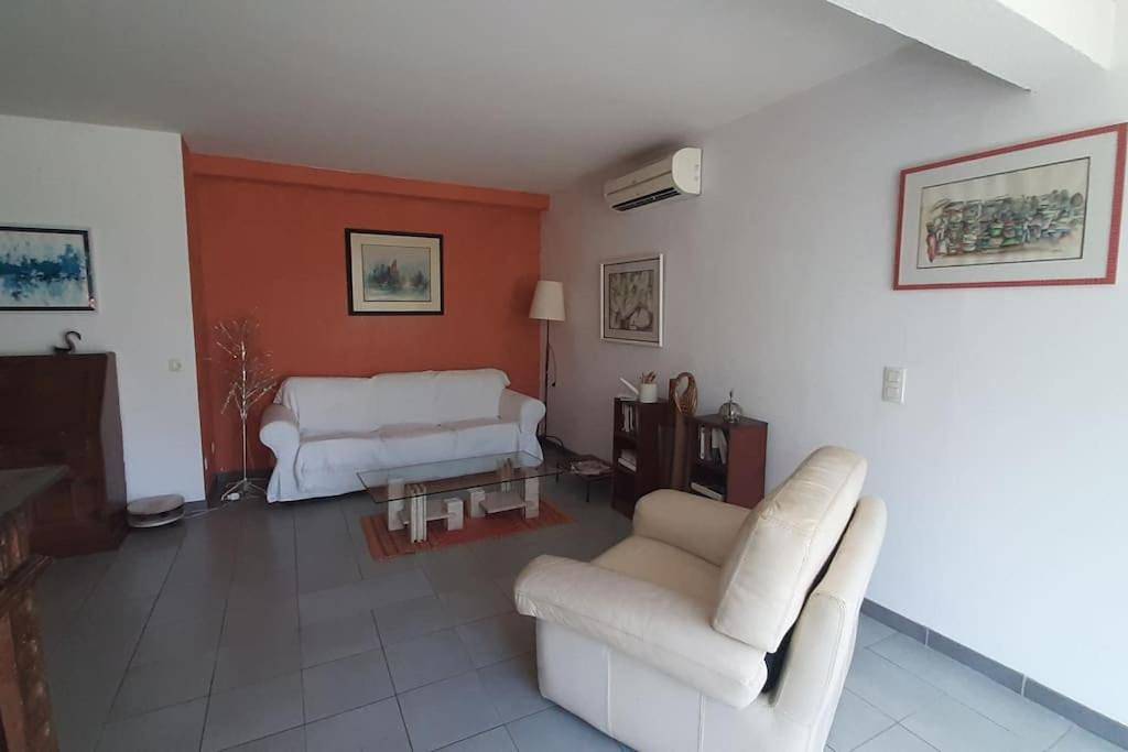 Appartement entier, La maison bleue de Doudou - coeur de village in Castéra-Verduzan, Gers