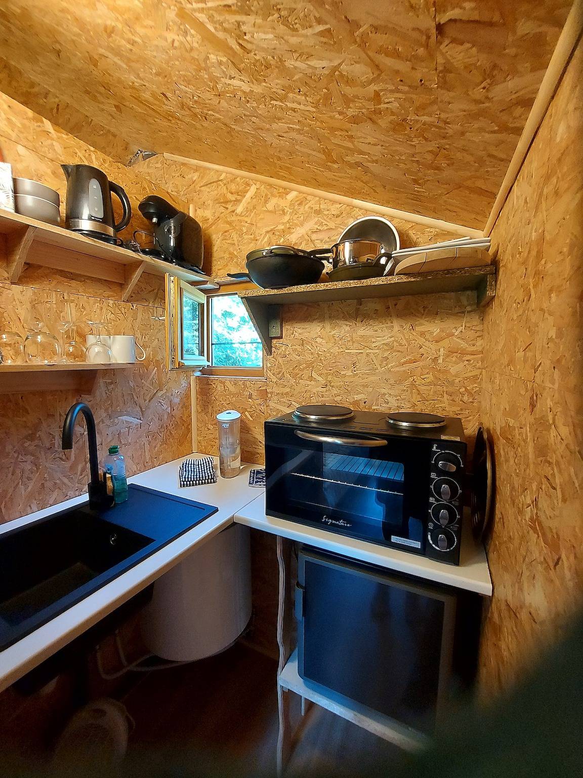 Chalet 'Midden in de natuur' met privéterras, gedeelde tuin en wifi, foto 9