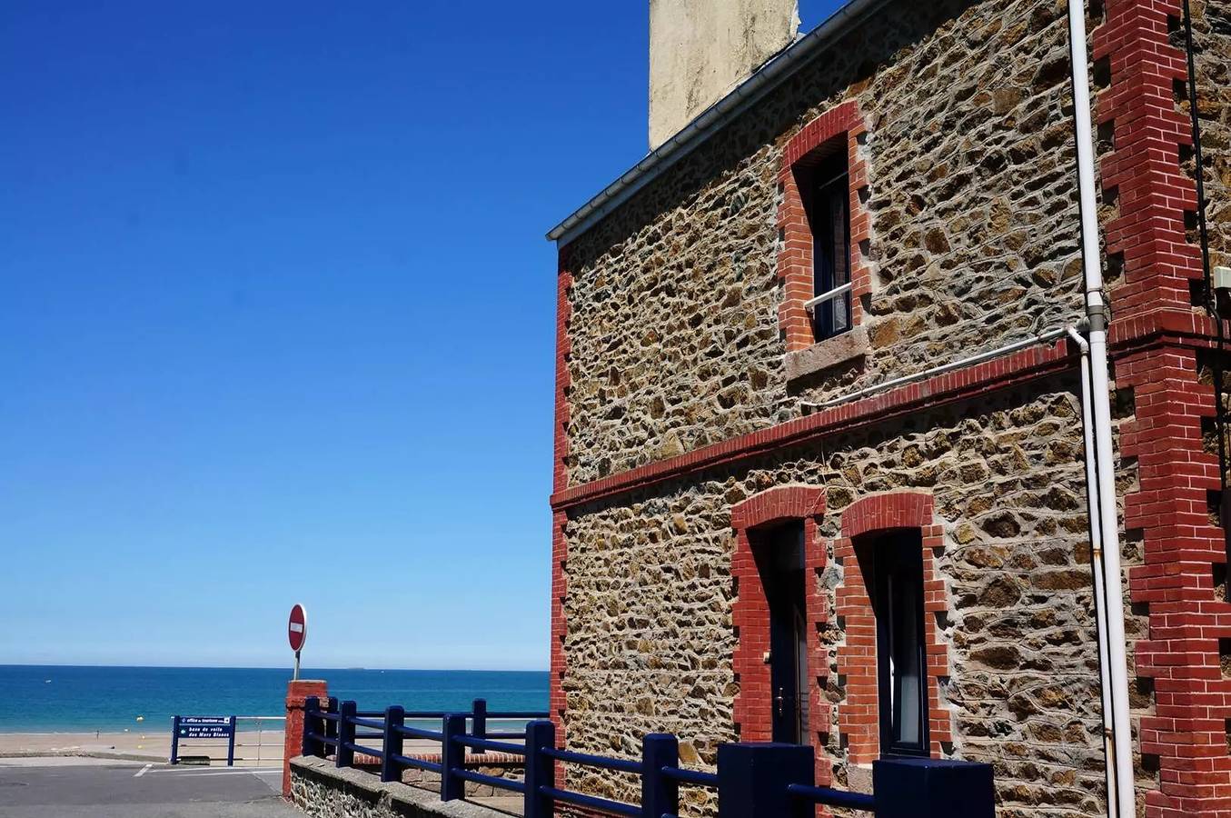 Typisches Haus direkt am Val-André dyke. in Pléneuf-Val-André, Côte de Goëlo