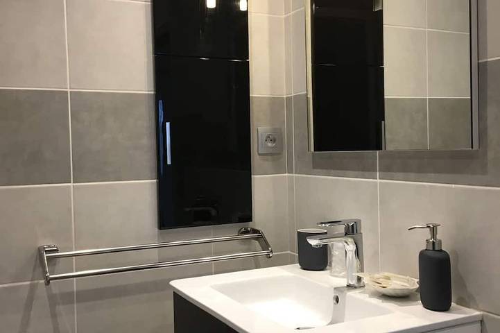Ganze Wohnung, Bergu-Apartment-Apartment-Ensuite mit Dusche-Gartenblick in Die, Parc naturel régional du Vercors
