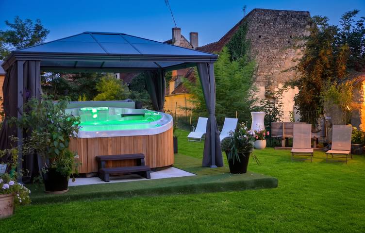 Charmantes Haus in Le Blanc mit Spa und Garten in Le Blanc, Le Blanc und Umgebung