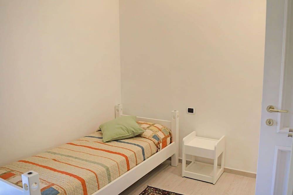 Geheel appartement, Leuk appartement voor 6 personen met zwembad, Wifi, Tv, patio en parking in Porto Valtravaglia, Lago Maggiore (Lombardy)