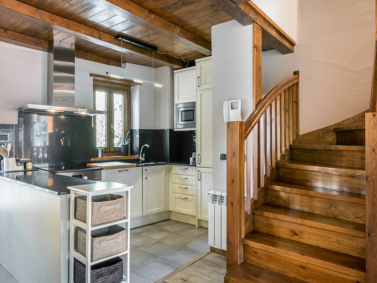 Mountain View Retreat: Cozy Apartment with Fireplace & Internet in Arties, Naut Aran