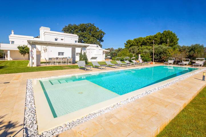 Location de vacances pour 10 personnes, avec jardin à Carovigno