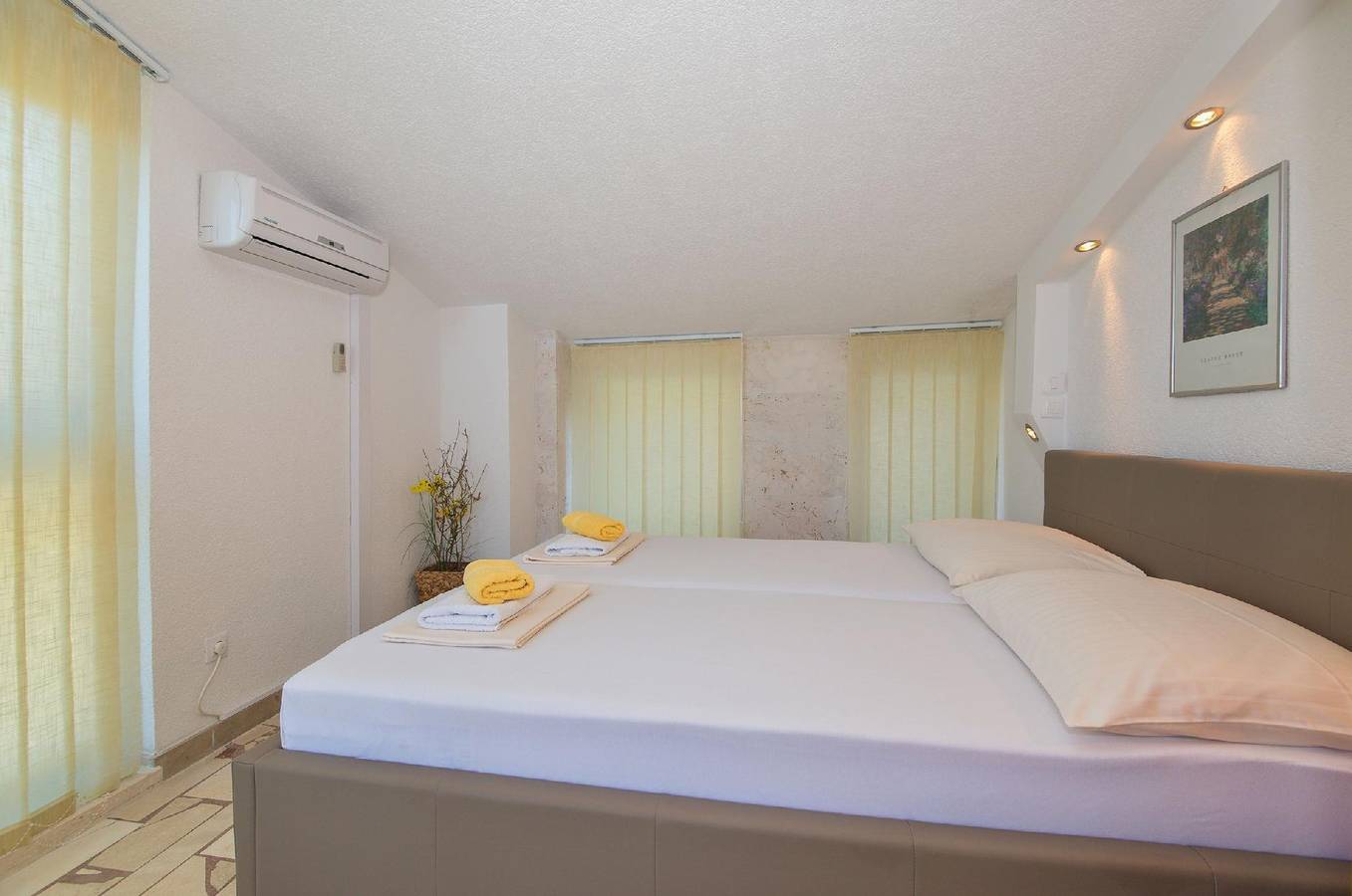 Appartement de vacances entier, Villa Biokovo, with a sea view between pines in Baška Voda, Makarska riviera