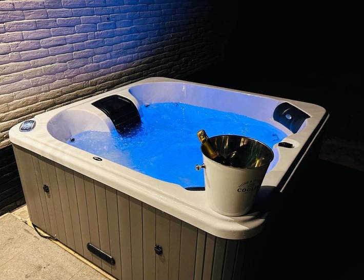 Location de vacances pour 4 personnes, avec jacuzzi ainsi que jardin et piscine à Maldegem - 3