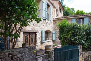 Location de vacances pour 6 personnes, avec jardin et terrasse à Saint-Étienne-de-Gourgas