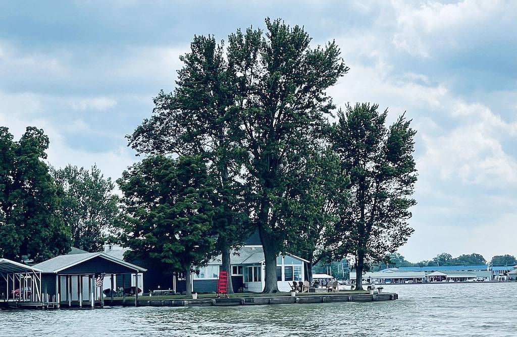 Private Waterfront, privates überdachtes Dock, Feuerstelle! Das ganze Jahr verfügbar! in Indian Lake