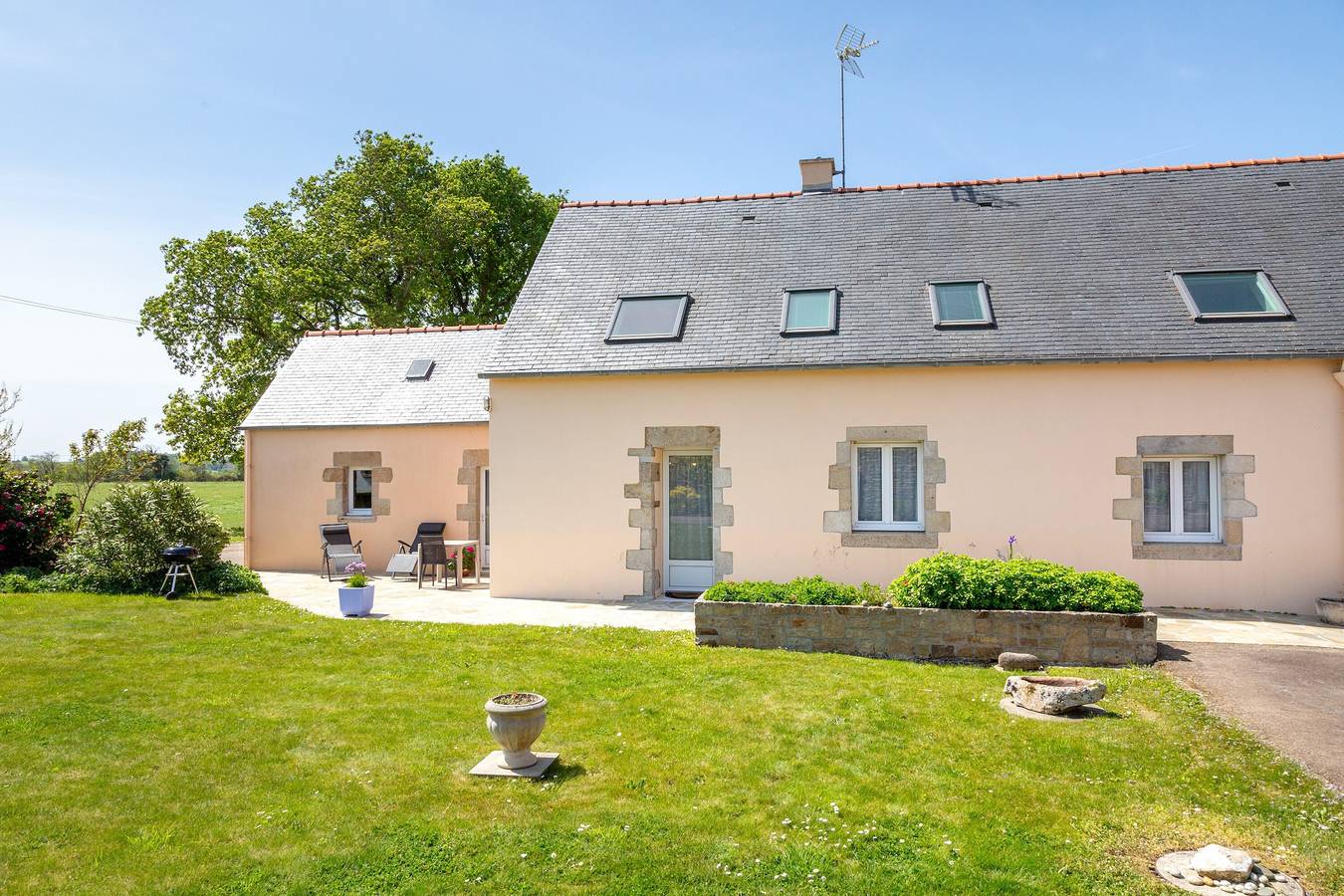 Maison de vacances 'Plain-pied' avec terrasse privée, jardin partagé et Wi-Fi in Mahalon, Région de Quimper
