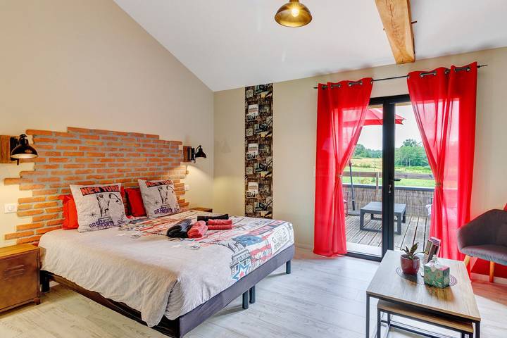 New York Guest Room with Table d’Hôtes, Shared Pool, Wi-Fi, and Air Conditioning in Belvès, Périgord Noir