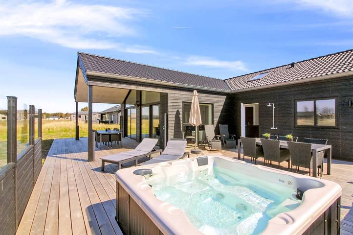 Ferienhaus für 12 Personen, mit Whirlpool und Terrasse sowie Sauna