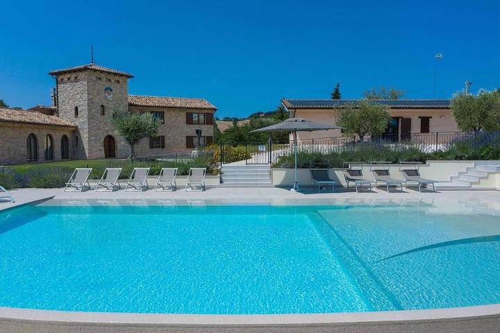 Casa vacanza per 16 persone, con Terrazza e Giardino nonché Piscina e Panorama a Filottrano