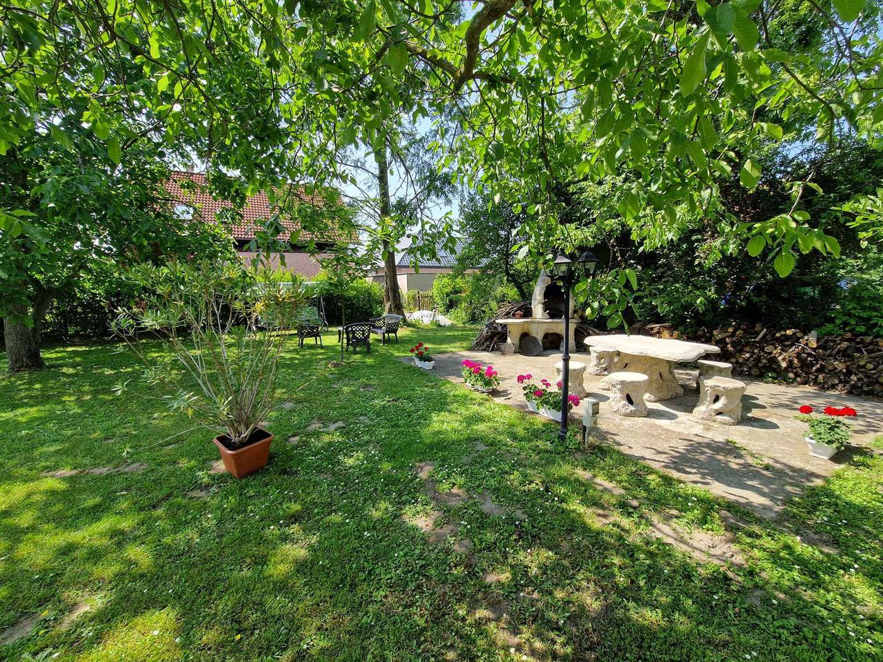Ganze Ferienwohnung, Ferienwohnung mit grossen Garten und Terrasse  in Balatonlelle, Plattensee Südufer