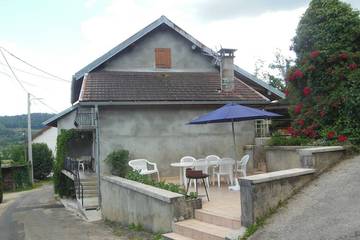 Gîte pour 5 personnes, avec jacuzzi ainsi que jardin et balcon dans Dortan