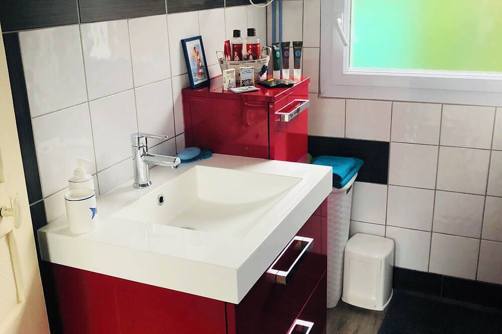 House with jacuzzi 200m from the beach pets welcome in Ploubazlanec, Côte de Goëlo