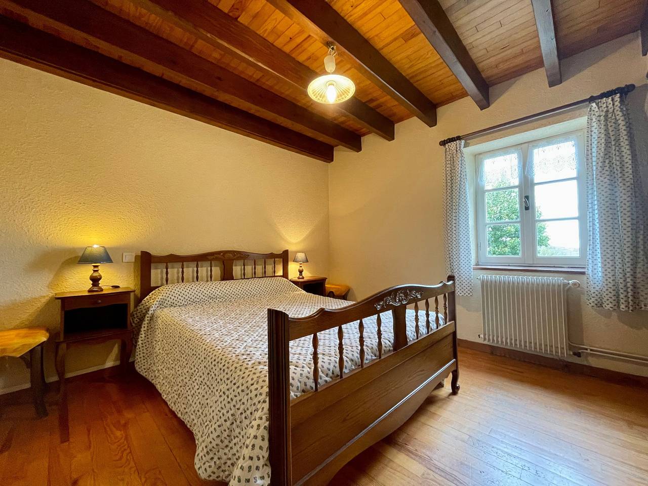 Maison en forêt avec terrasse, jeux pour enfants et cheminée, près du Pic du Lizieux et du Lac bleu in Araules, Haute-Loire