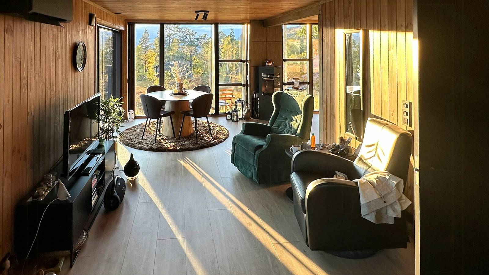 Eine Hütte inmitten der Stille und Ruhe der Berge in Stryn