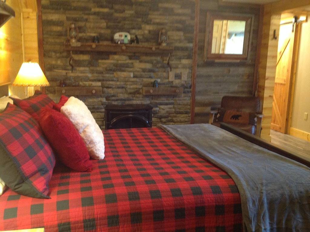 Cozy mountain retreat overlooking long-range mountain views. in Blue Ridge Parkway, Jackson County