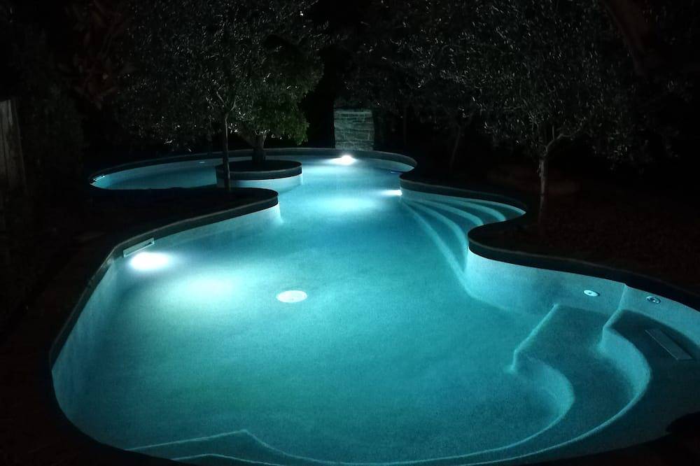 Ganze Wohnung, Ferienwohnung mit Dem privaten Schwimmbad in Kukljica, Uglijan