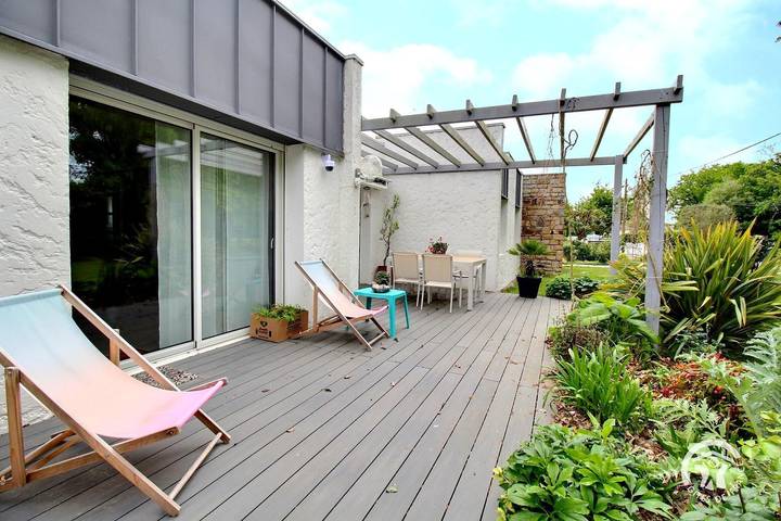 Chambre d’hôte pour 4 personnes, avec Terrasse ainsi que Jardin et Vue dans le Golfe du Morbihan