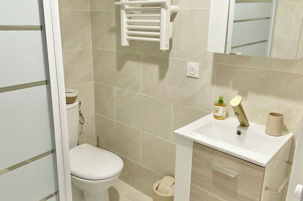 Appartement entier, Joli studio indépendant à Roissy-en-France / Aeroport Cdg avec terrasse privée in Roissy-en-France, Val-d'Oise
