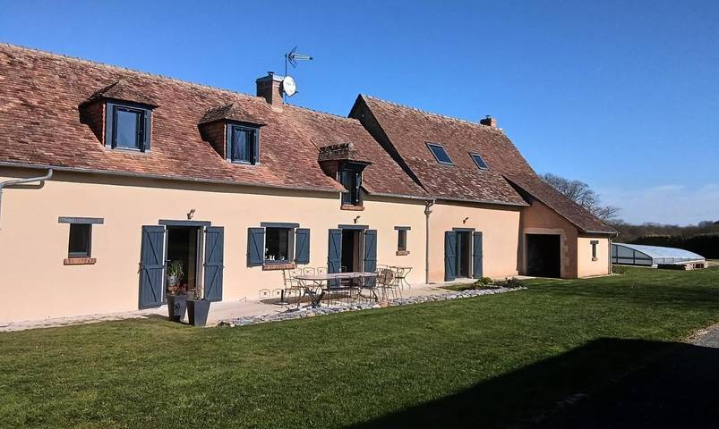 Chambre d’hôte pour 2 personnes, avec terrasse et piscine ainsi que jardin et vue