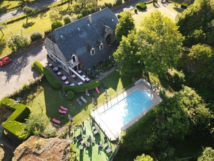 Hôtel pour 4 personnes, avec Terrasse et Jardin ainsi que Piscine et Vue à Fontanges (homonymie)