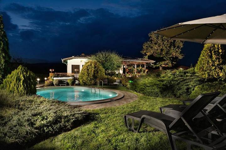 Villa für 9 Personen, mit Pool und Sauna sowie Whirlpool und Garten in Bulgarien