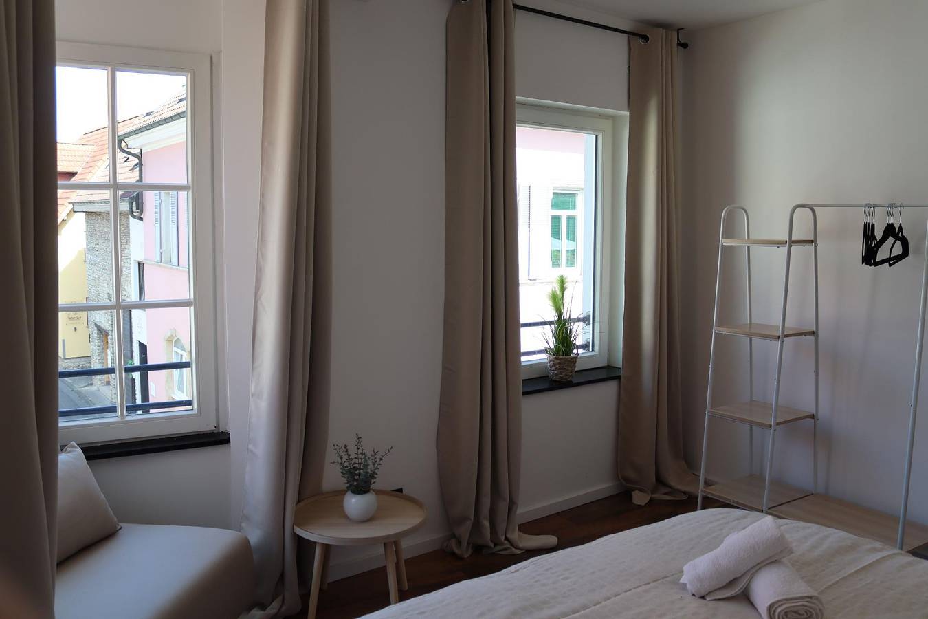 Ganze Ferienwohnung, Charmante Ferienwohnung mit großer Dachterrasse und Wintergarten in Gau-Algesheim, Rheinhessen