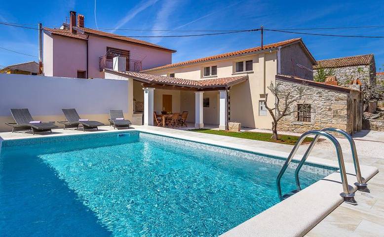 Ferienhaus für 4 Personen, mit Terrasse und Garten sowie Pool, kinderfreundlich - 1