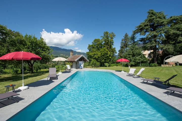 Gîte pour 2 personnes, avec Terrasse ainsi que Jardin et Piscine à Les Marches