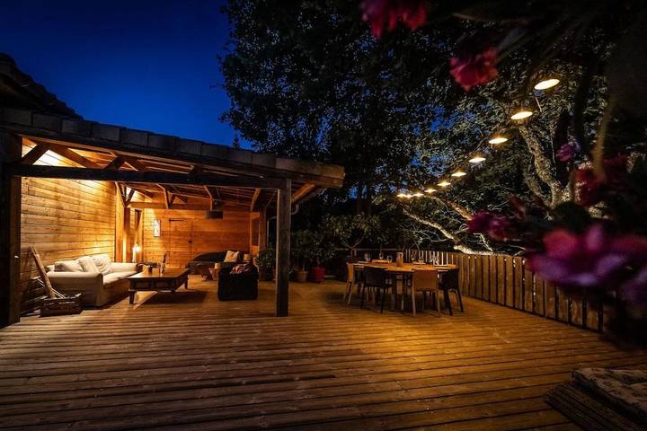 Location de vacances pour 8 personnes, avec piscine ainsi que jardin et vue à Saint-Alban-Auriolles - 4